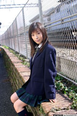 日本学生制服美女图片